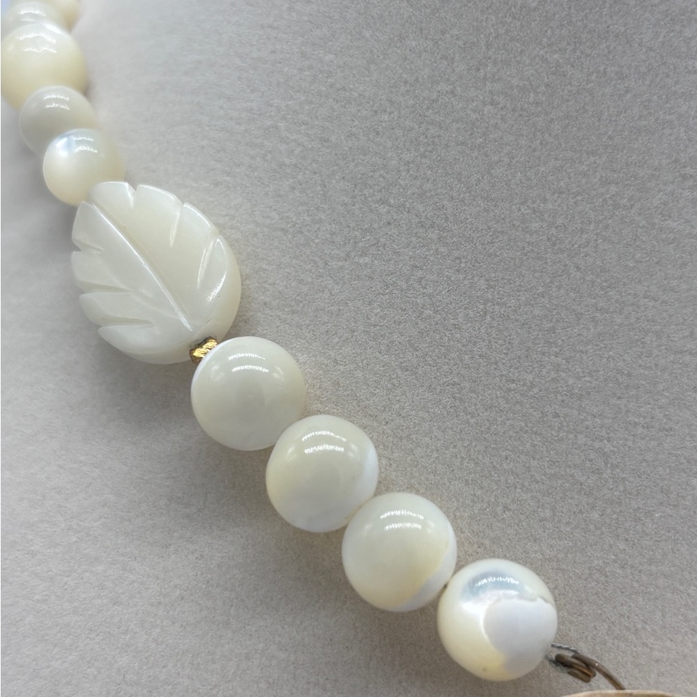 Vintage 1970’s Lee Sands Mother of Pearl Necklace with Floral Pendant - Picture 3 of 9